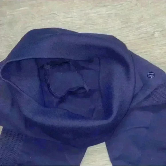 Lululemon in the Flow crop size 4 - Picture 6 of 8